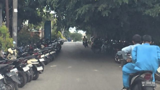 Ribuan Motor “Kepung” Bahu Jalan Depan SMKN 1 Batam, Diduga Parkir Liar dan Picu Kemacetan